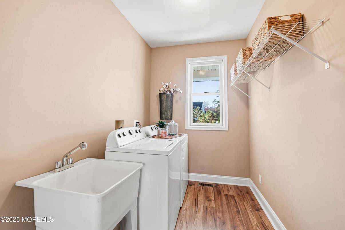 Interior, Washer, Wood Texture Flooring