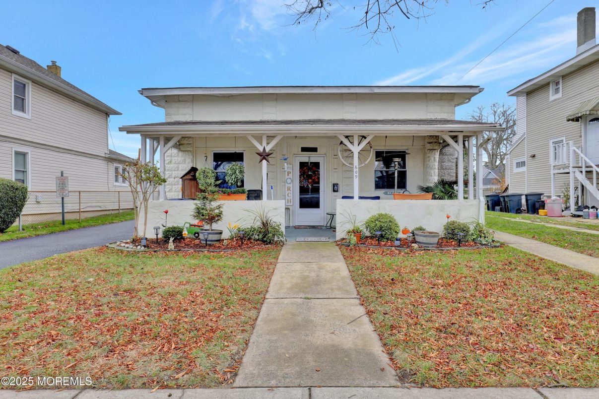 Exterior, Facade, American Foursquare