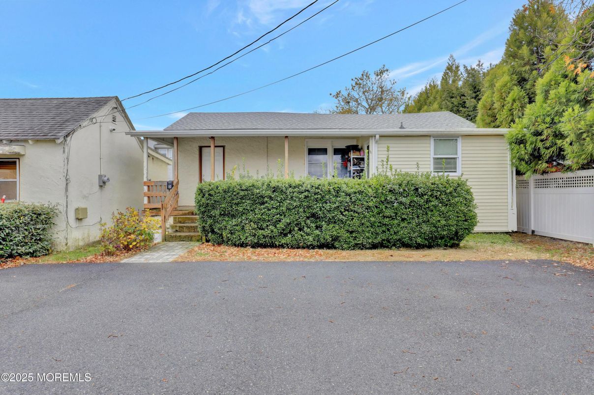 Exterior, Facade, Cape Cod