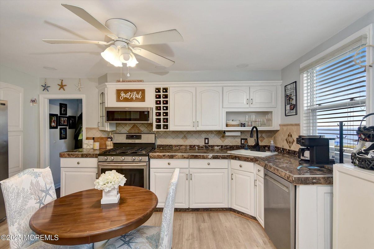 Dining room, Interior, Kitchen, Stainless Steel Appliances, Wood Texture Flooring