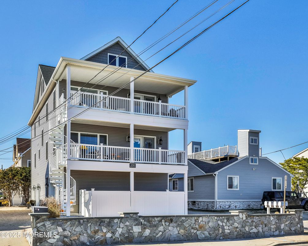 Attached, Exterior, Facade, Queen Anne Victorian