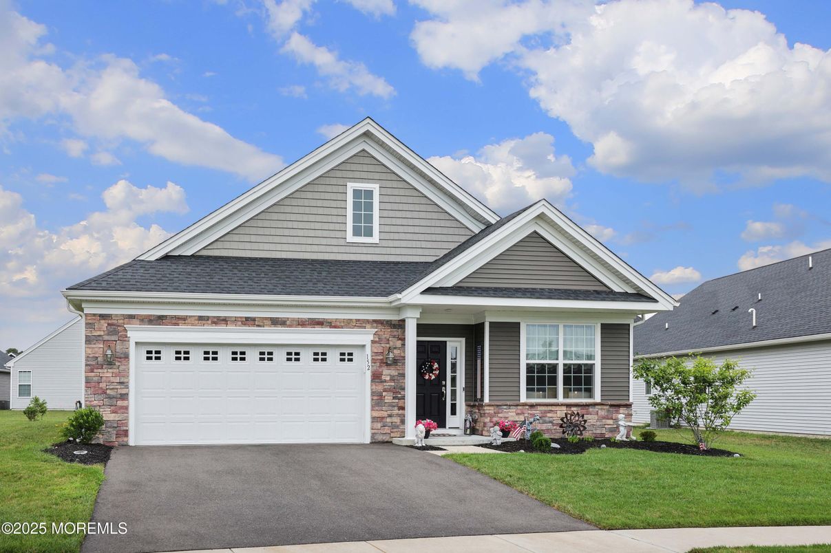 Attached, Exterior, Facade, American Craftsman