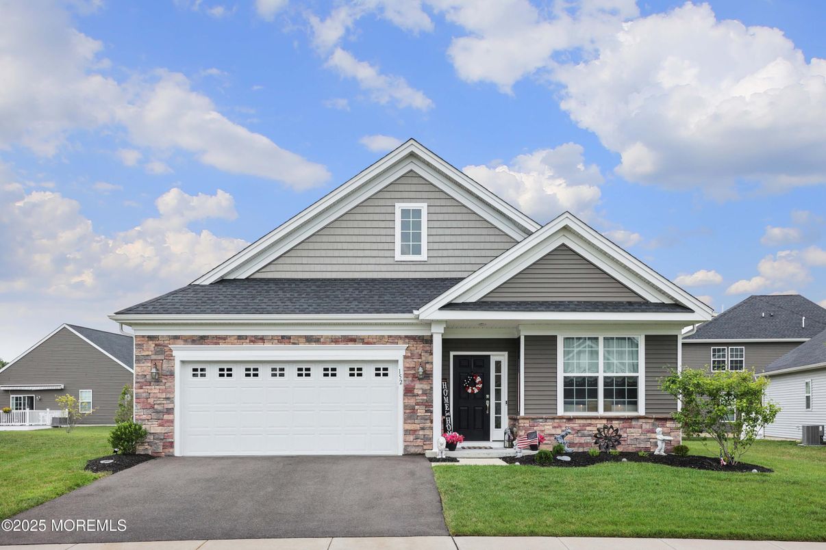 Attached, Exterior, Facade, American Craftsman