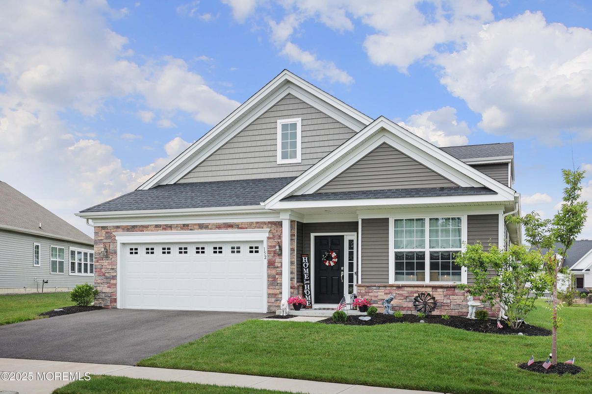 Attached, Exterior, Facade, American Craftsman