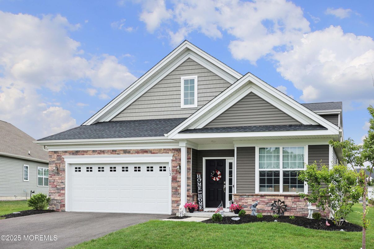 Attached, Exterior, Facade, American Craftsman