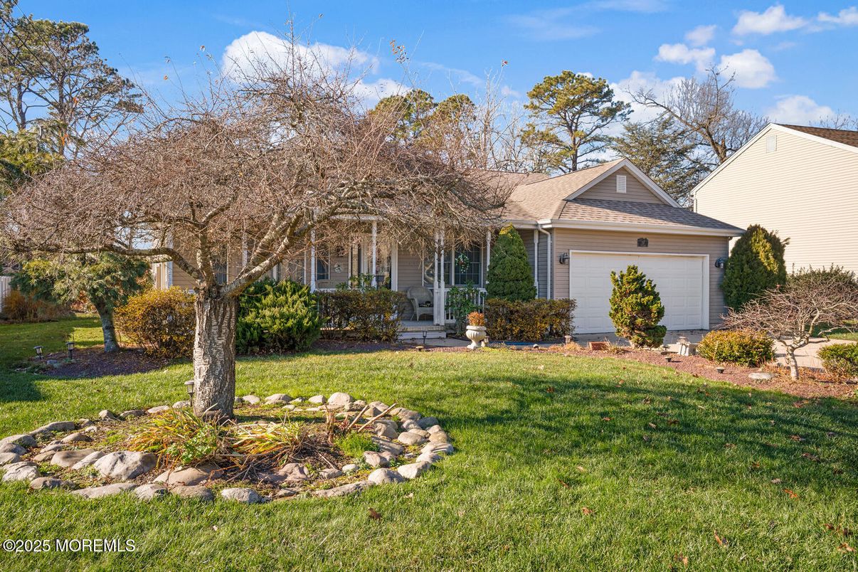 Attached, Exterior, Facade, Ranch