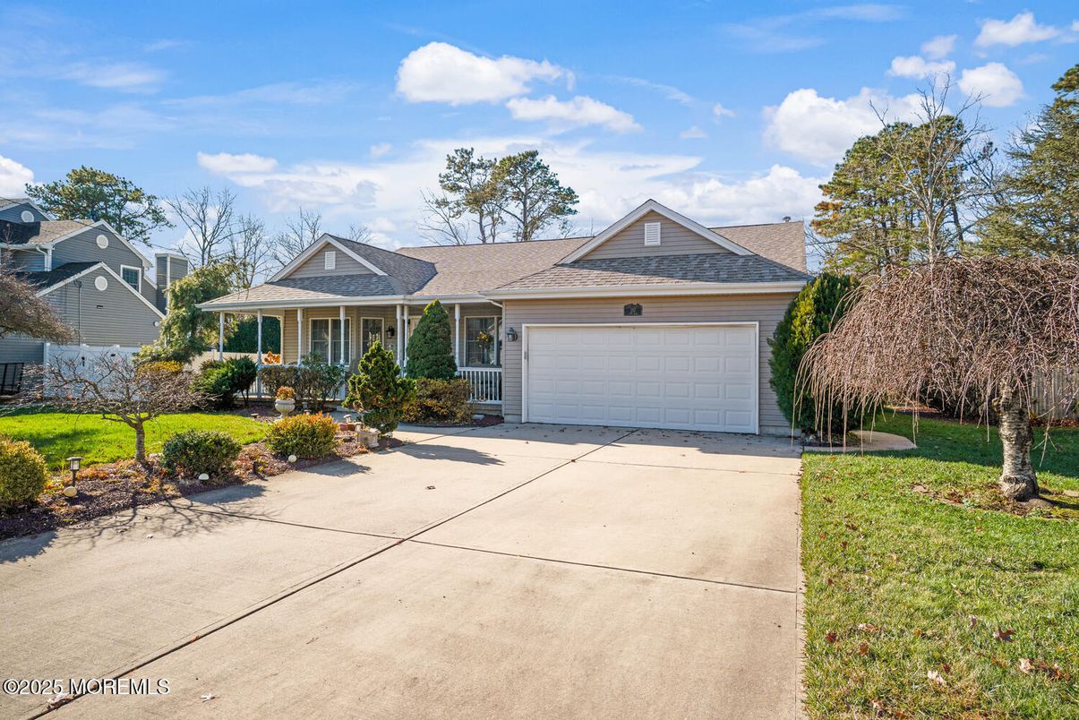 Attached, Exterior, Facade, Ranch