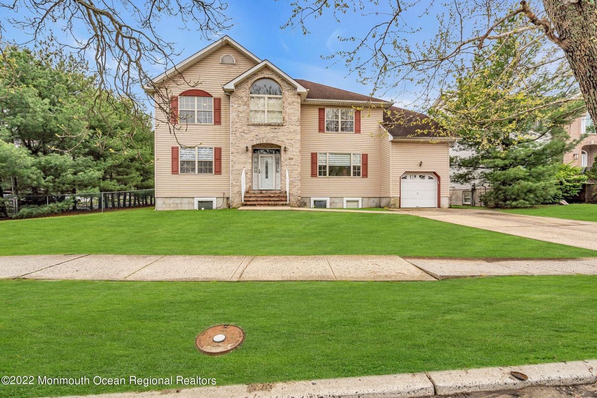 Attached, Exterior, Facade, Queen Anne Victorian