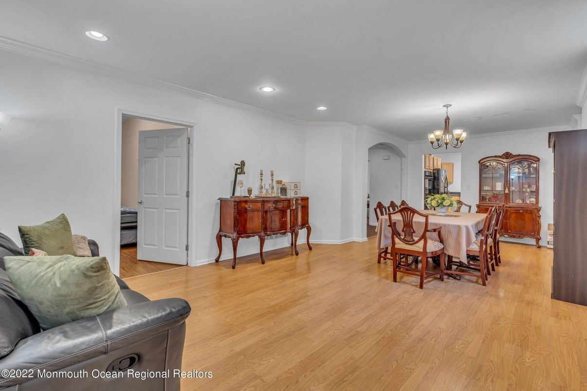 Chandelier, Dining room, Interior, Recessed Lighting, Wood Texture Flooring