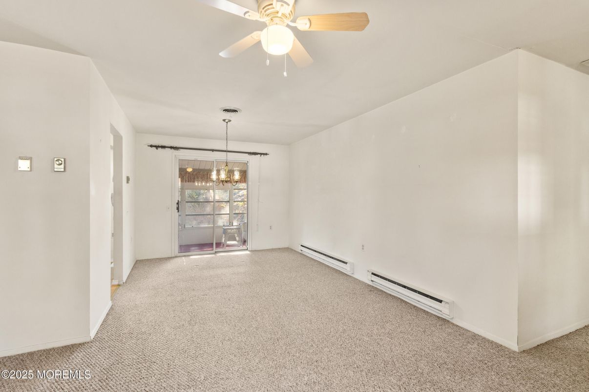 Empty room, Interior