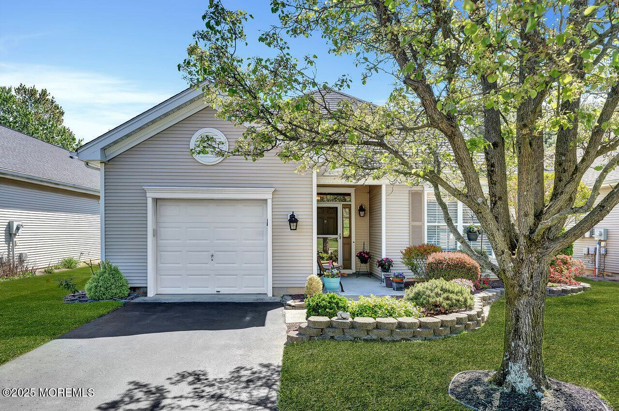 Attached, Exterior, Facade, None