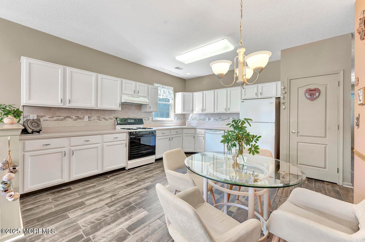 Chandelier, Dining room, Interior, Kitchen, Pendant Lights, Stainless Steel Appliances, Wood Texture Flooring