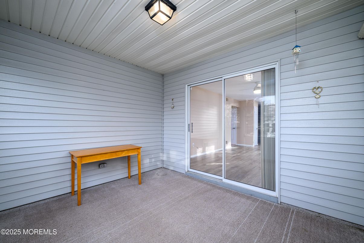 Empty room, Interior, Pendant Lights
