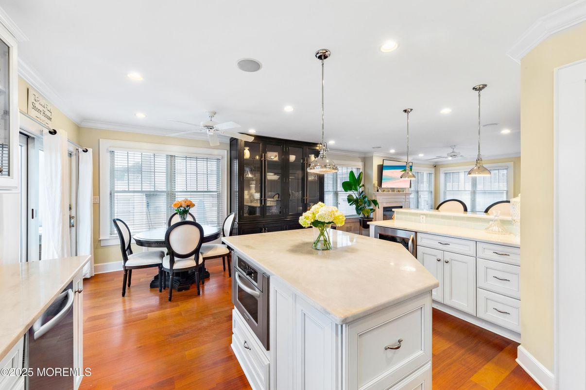 Dining room, Interior, Kitchen, Pendant Lights, Recessed Lighting, Wood Texture Flooring