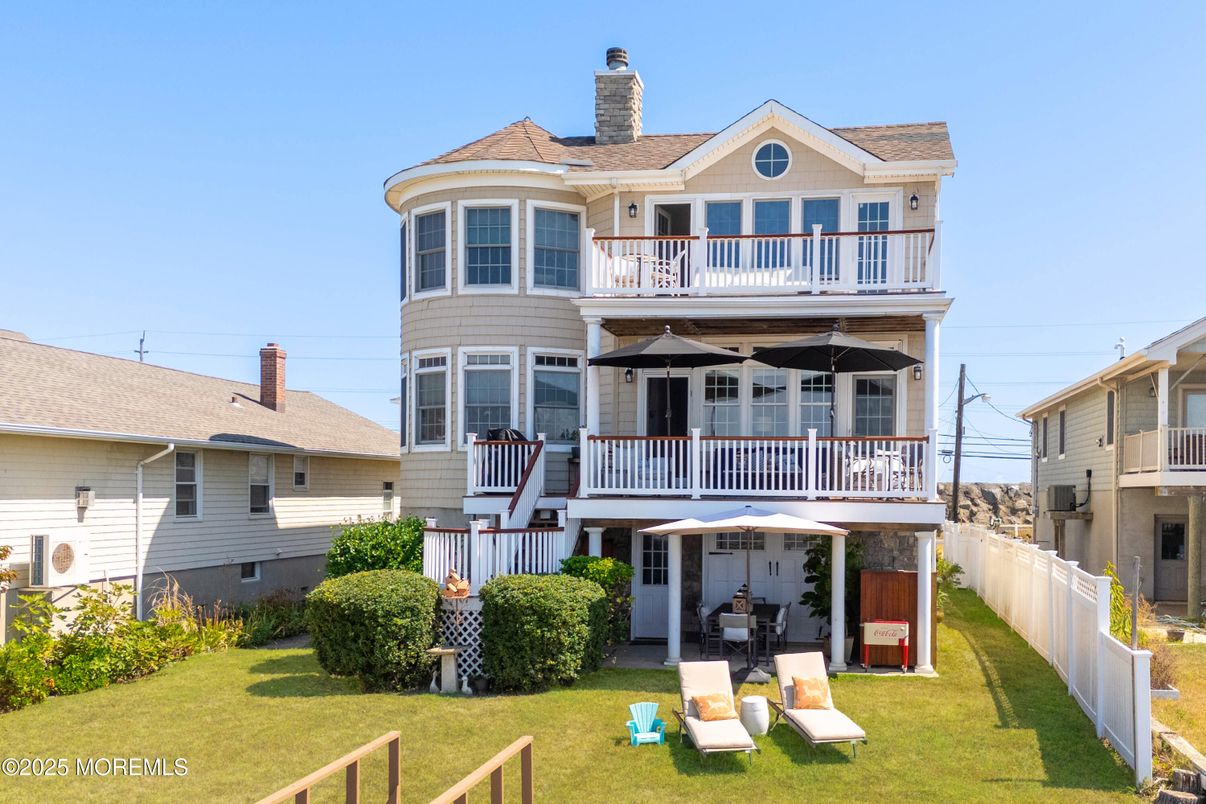 Exterior, Facade, Queen Anne Victorian