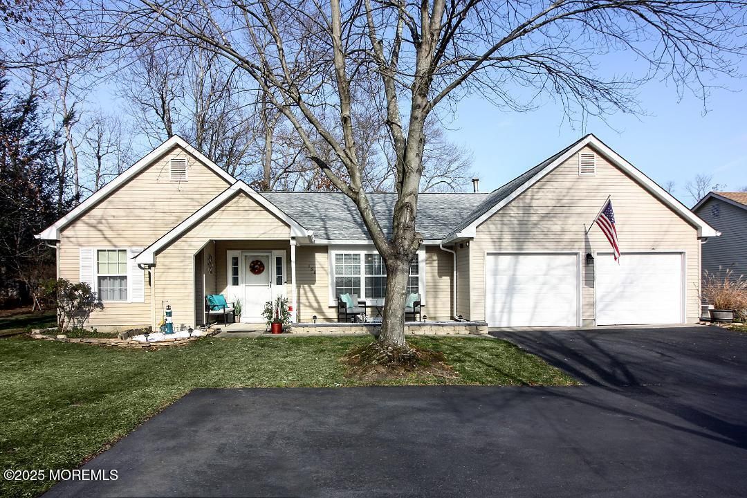 Attached, Exterior, Facade, Ranch