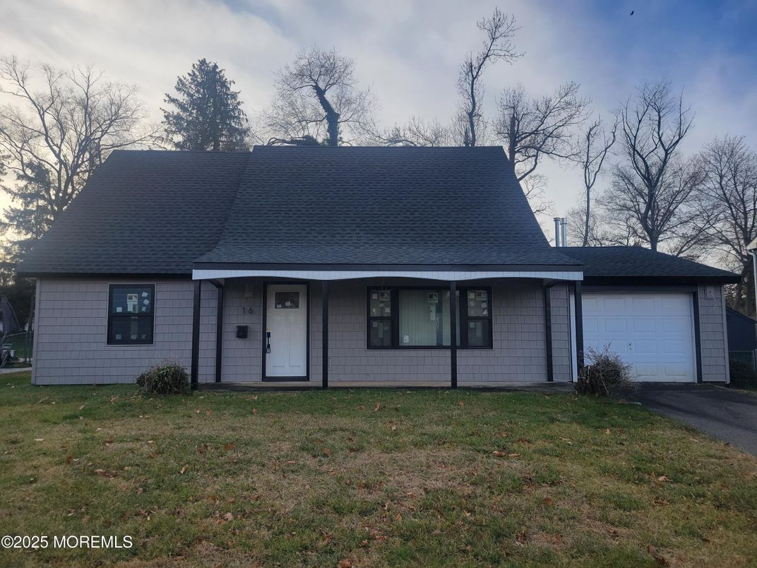 Attached, Exterior, Facade, Cape Cod