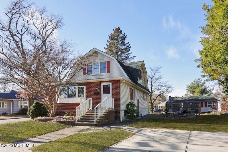 Exterior, Facade, Brick Facade, Queen Anne Victorian