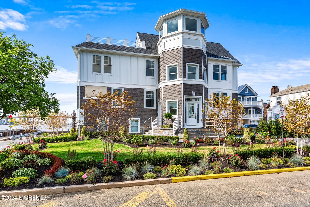 Exterior, Facade, Queen Anne Victorian