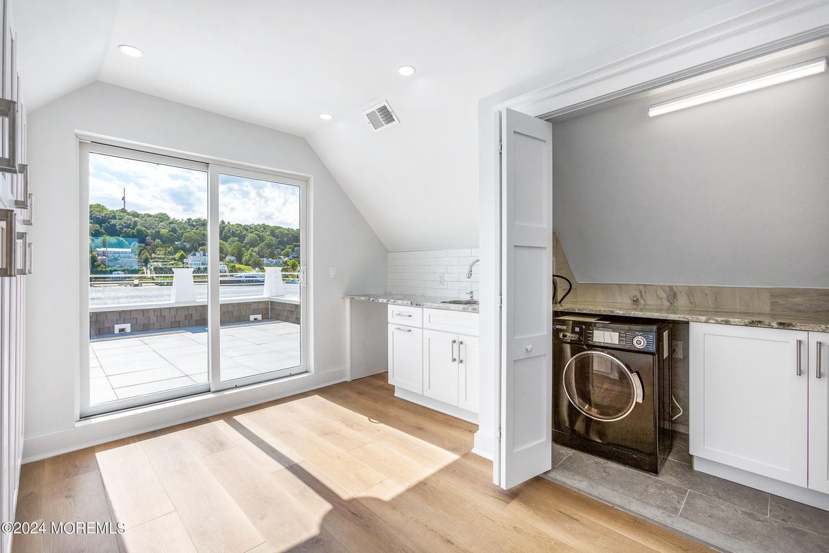Interior, Recessed Lighting, Utility Closets, Washer, Wood Texture Flooring