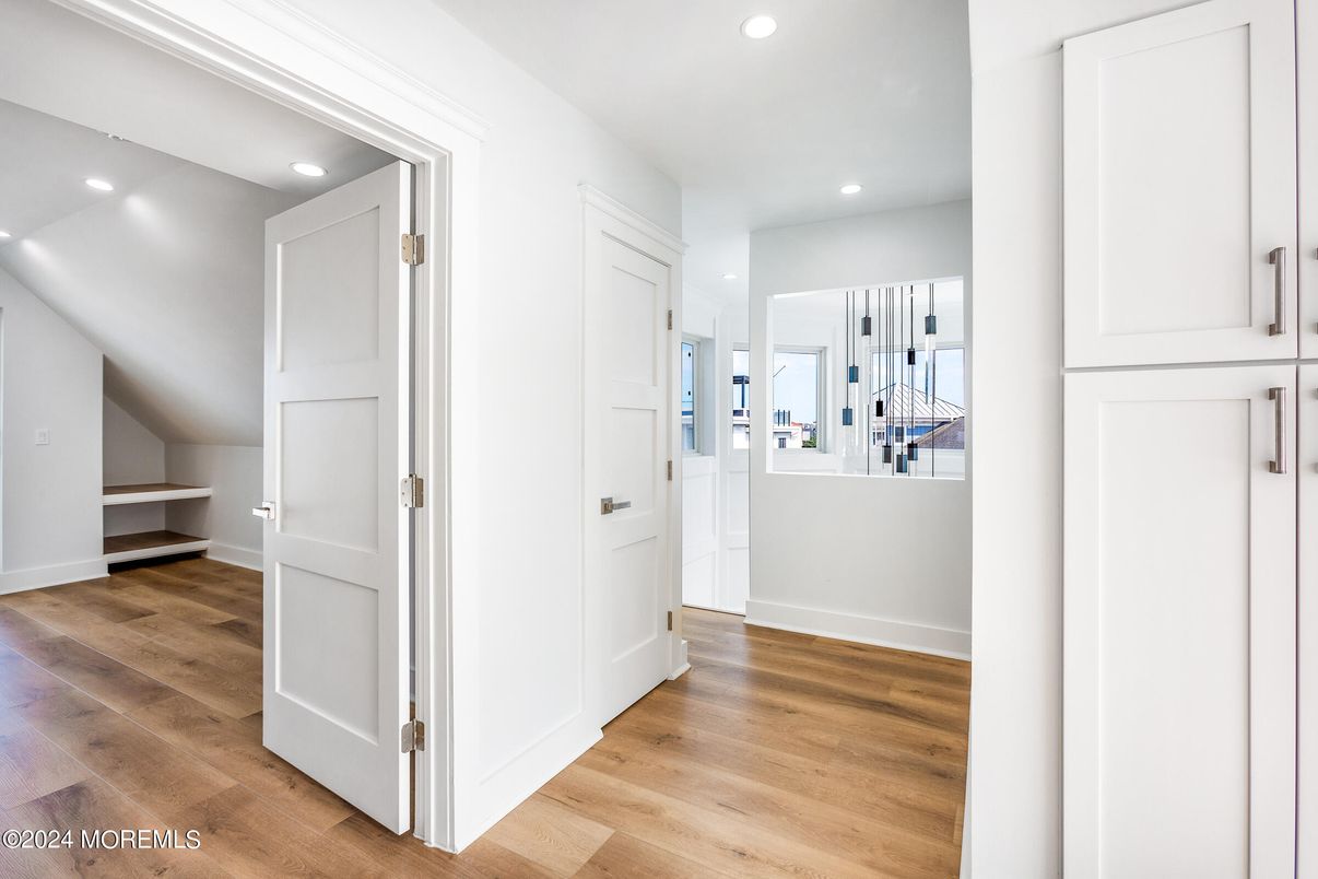 Interior, Recessed Lighting, Wood Texture Flooring