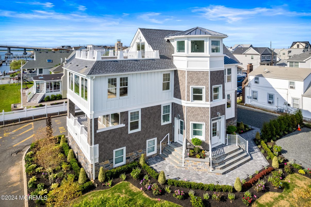 Exterior, Facade, Queen Anne Victorian