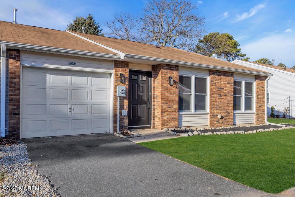 Attached, Exterior, Facade, Brick Facade, Ranch