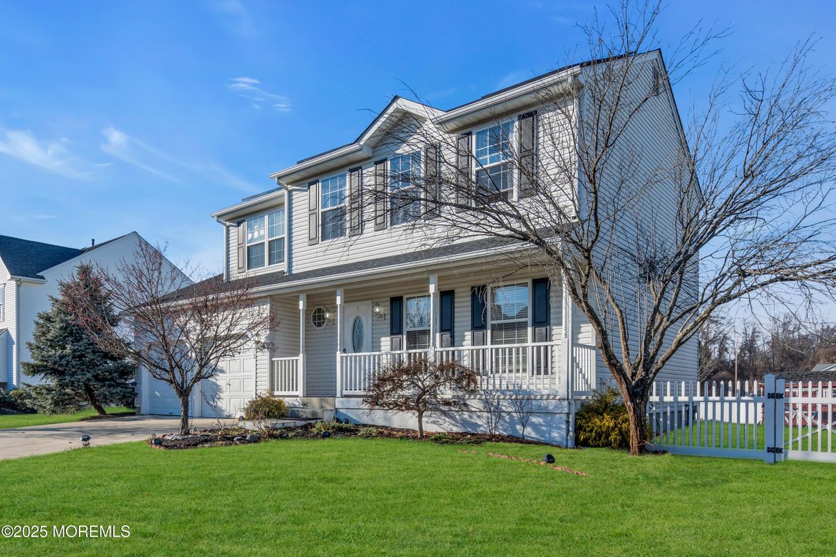 Attached, Exterior, Facade, American Foursquare