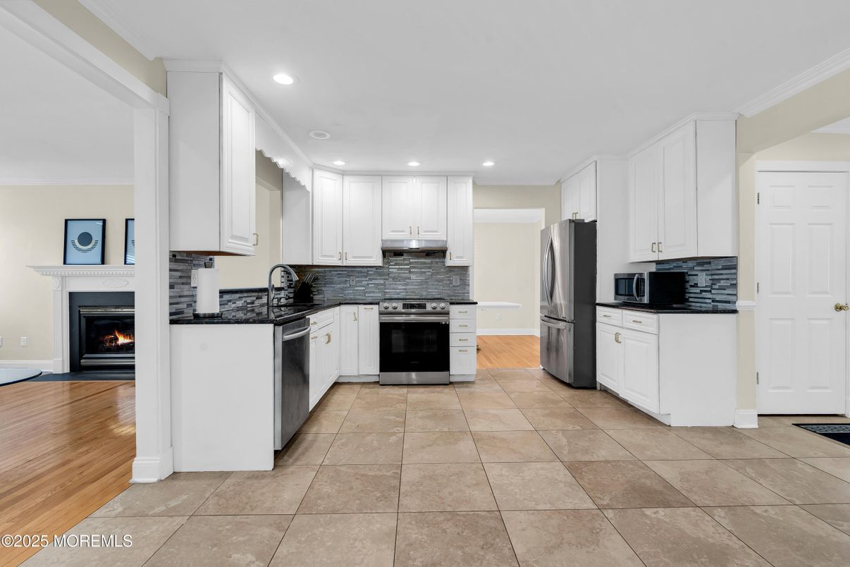 Fireplace, Interior, Kitchen, Recessed Lighting