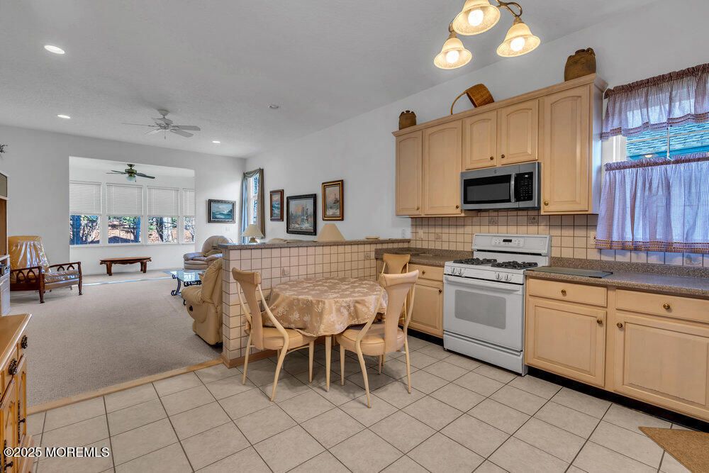 Dining room, Interior, Kitchen, Recessed Lighting