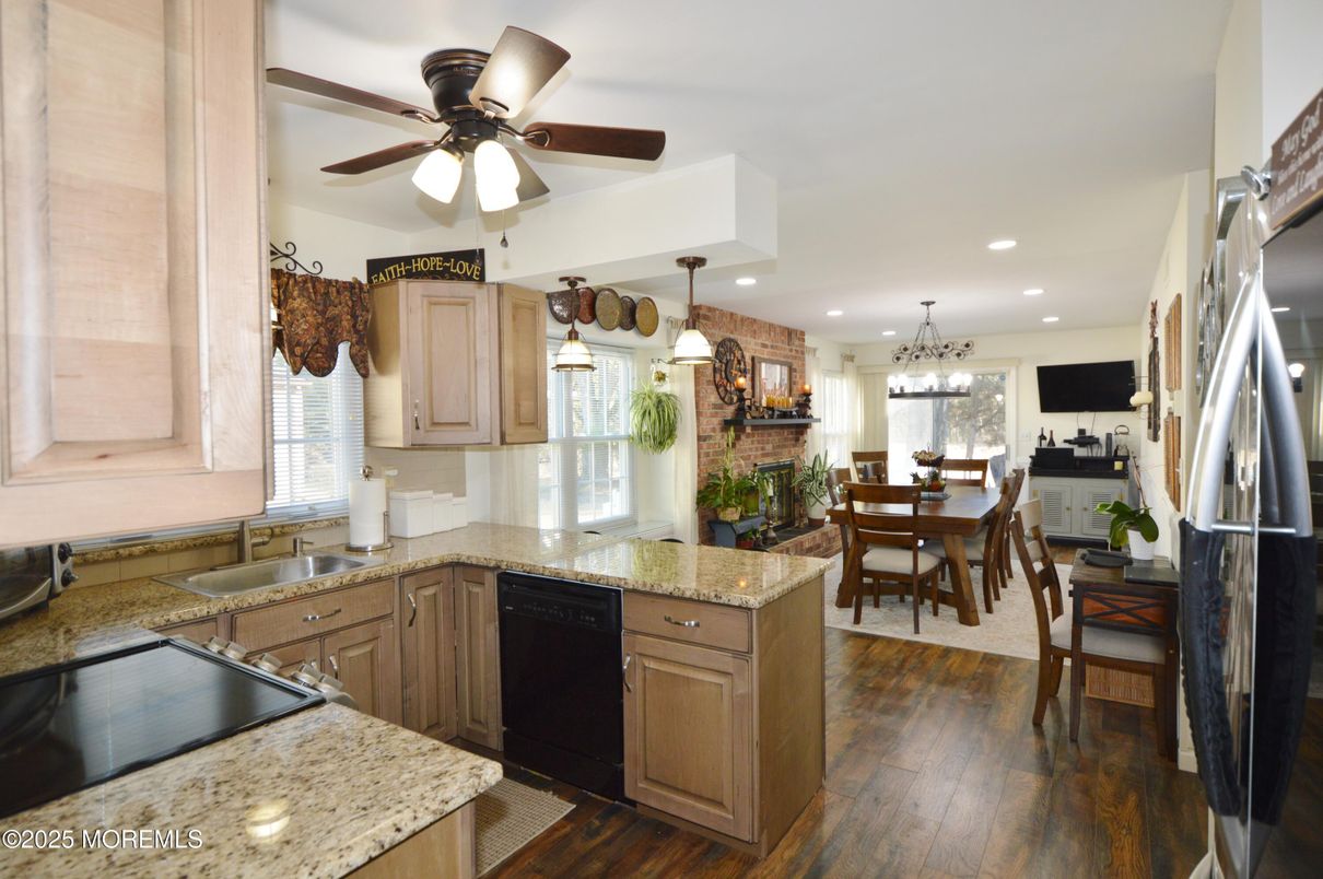 Chandelier, Dining room, Interior, Kitchen, Pendant Lights, Recessed Lighting, Wood Texture Flooring