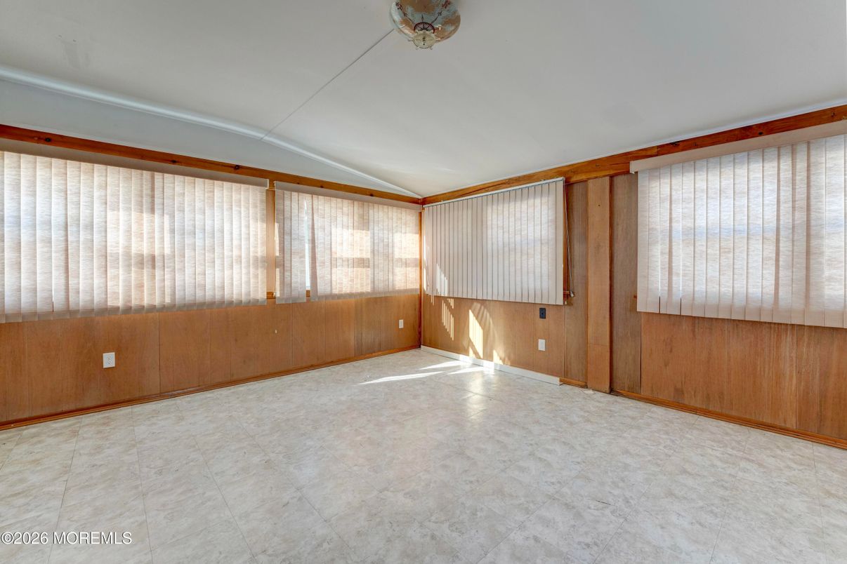 Empty room, Interior