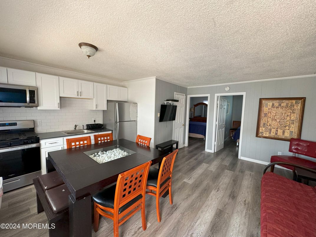Dining room, Interior, Kitchen, Stainless Steel Appliances, Wood Texture Flooring