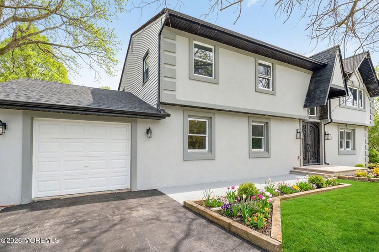 Attached, Exterior, Facade, Farmhouse