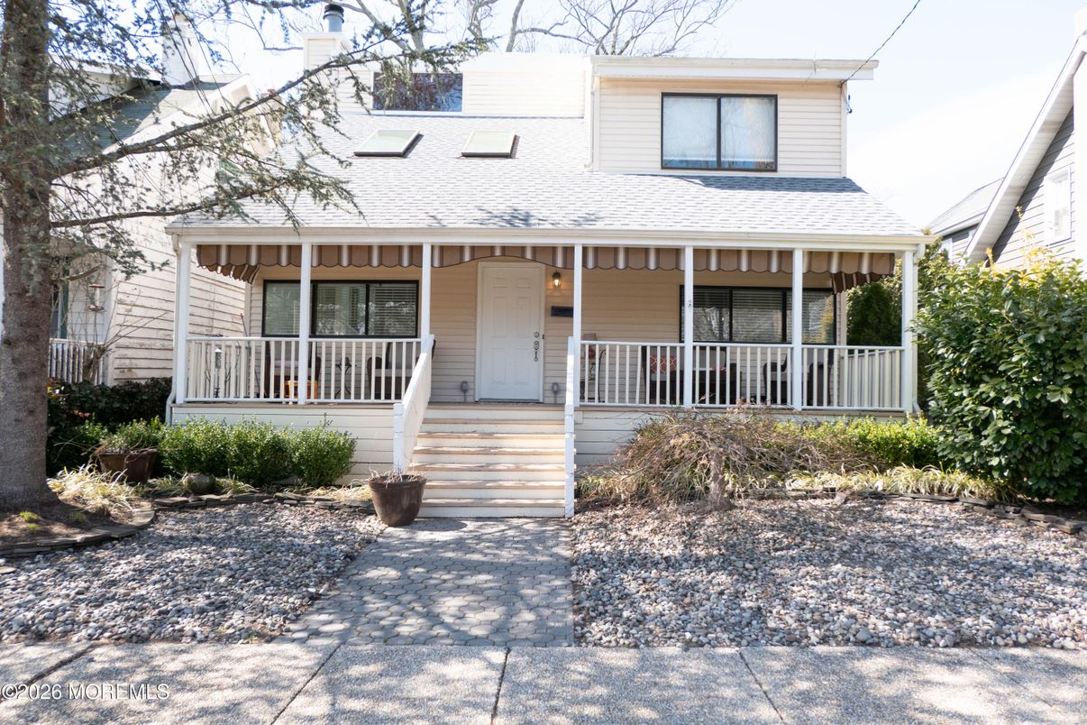 Exterior, Facade, American Foursquare