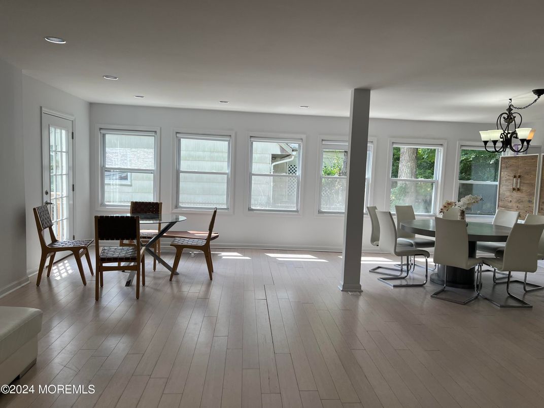Chandelier, Dining room, Interior, Recessed Lighting, Wood Texture Flooring