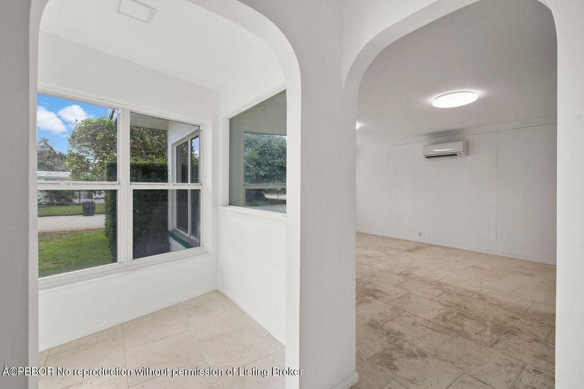 Empty room, Interior
