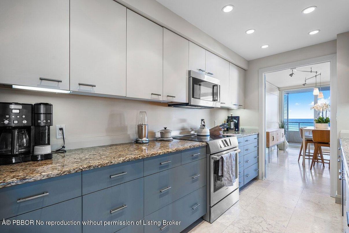 Dining room, Interior, Kitchen, Recessed Lighting, Stainless Steel Appliances, Water