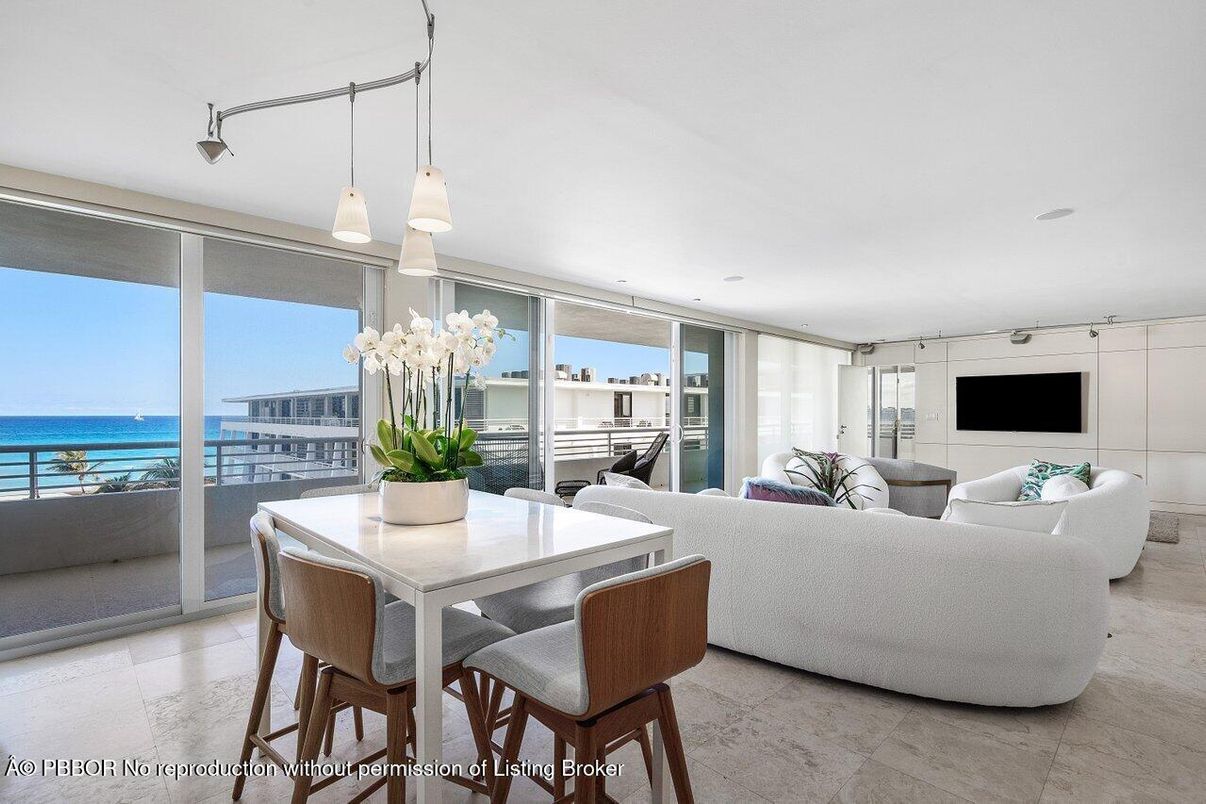 Dining room, Interior, Living room, Pendant Lights, Recessed Lighting, Water