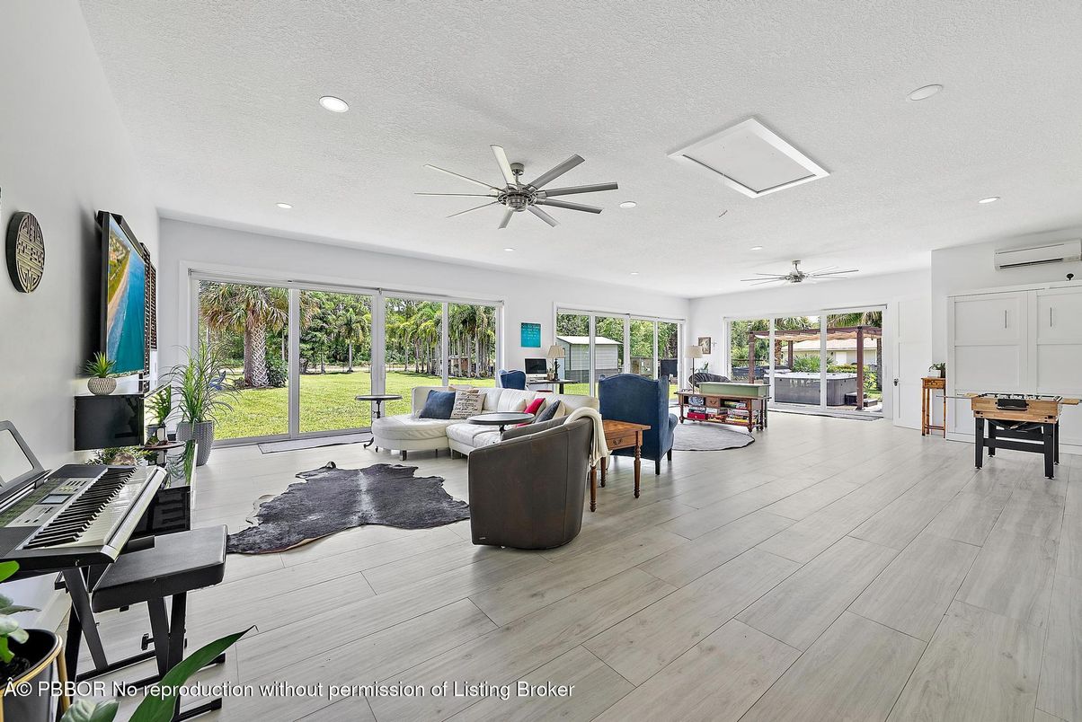 Interior, Living room, Piano, Recessed Lighting, Wood Texture Flooring