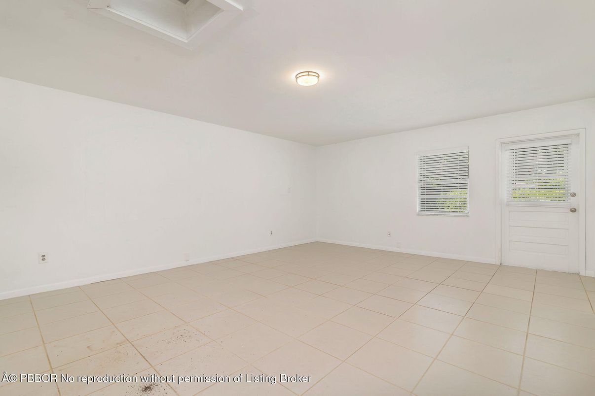 Empty room, Interior