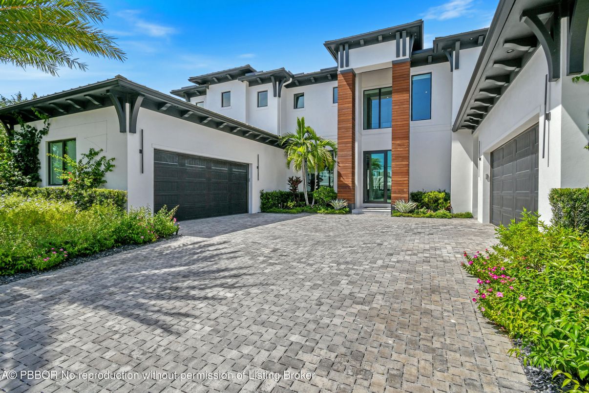 Attached, Exterior, Facade, Mediterranean
