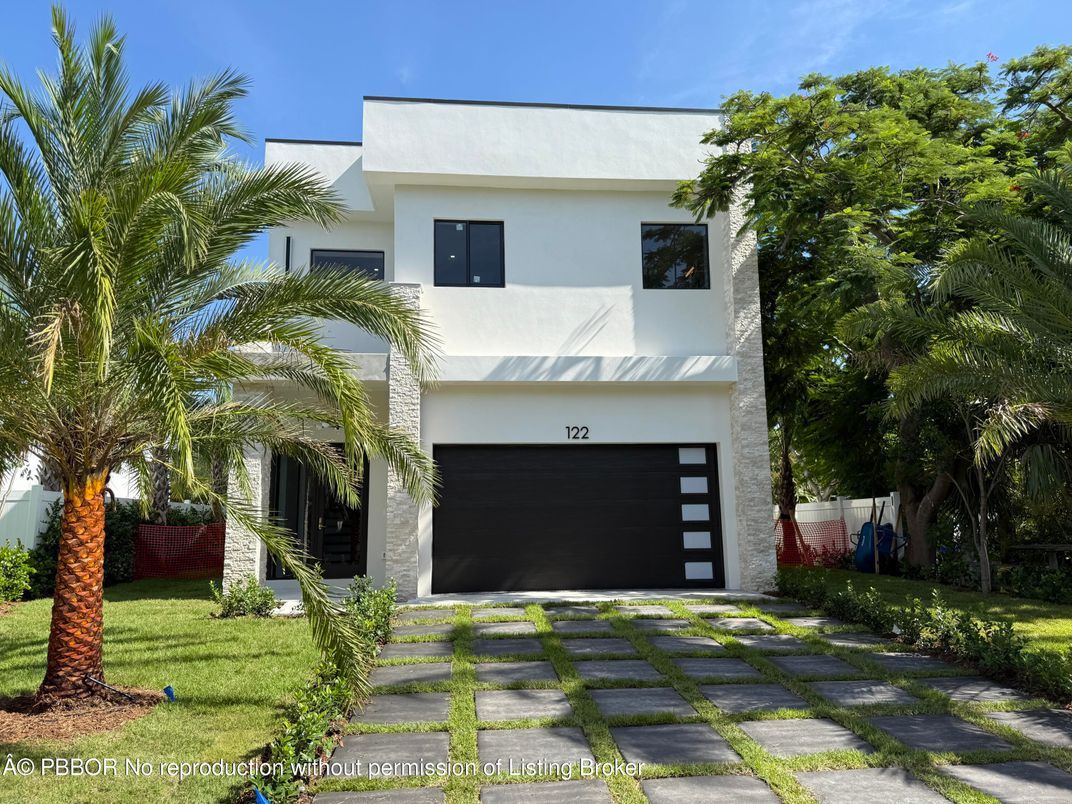 Attached, Exterior, Facade, Modern