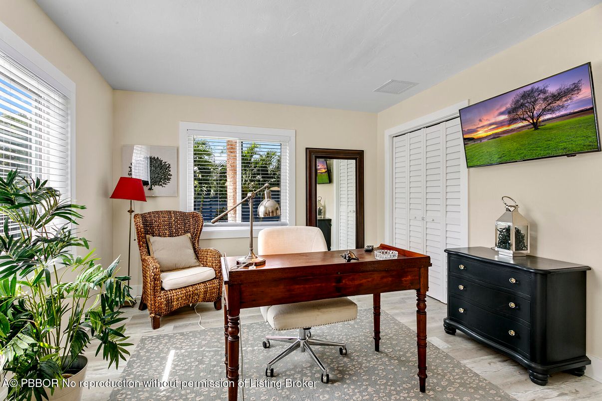 Home Office, Interior