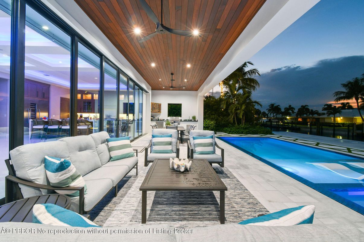 Exterior, Living room, Pool