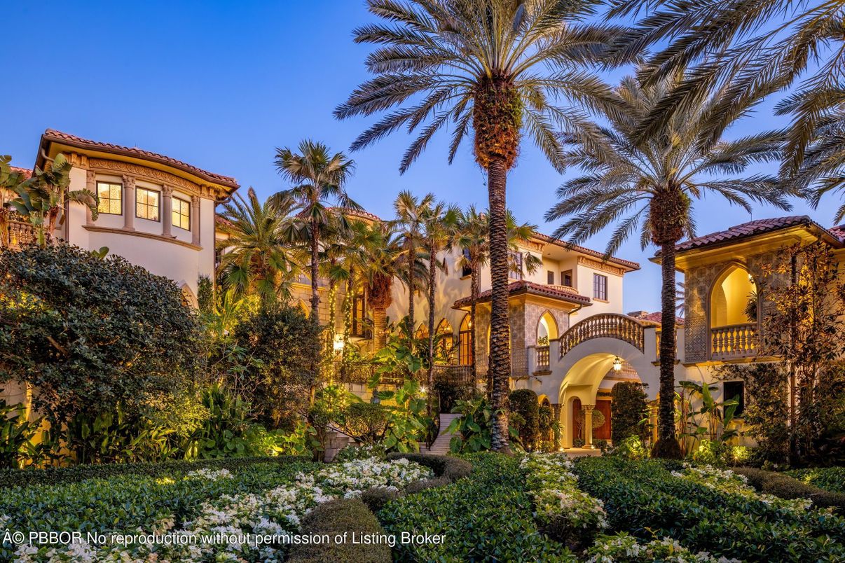 Exterior, Facade, Mediterranean