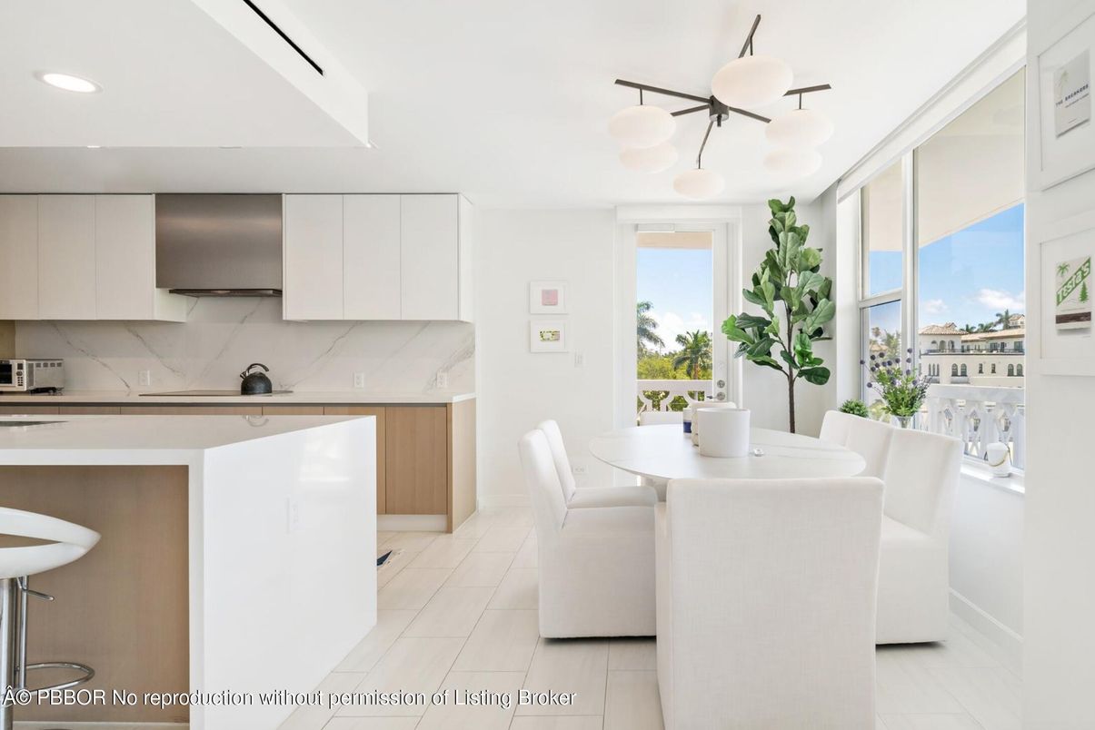 Dining room, Interior, Kitchen, Recessed Lighting, Stainless Steel Appliances
