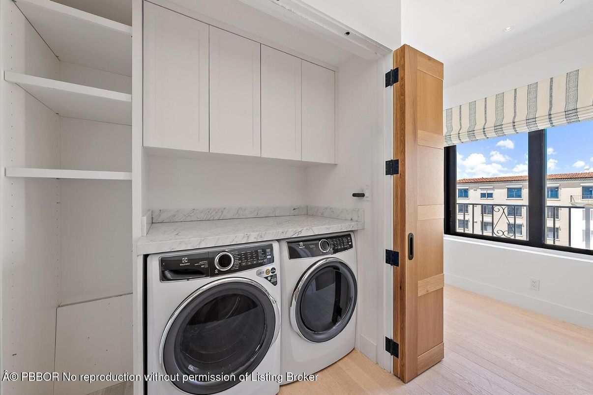 Interior, Recessed Lighting, Washer, Water, Wood Texture Flooring