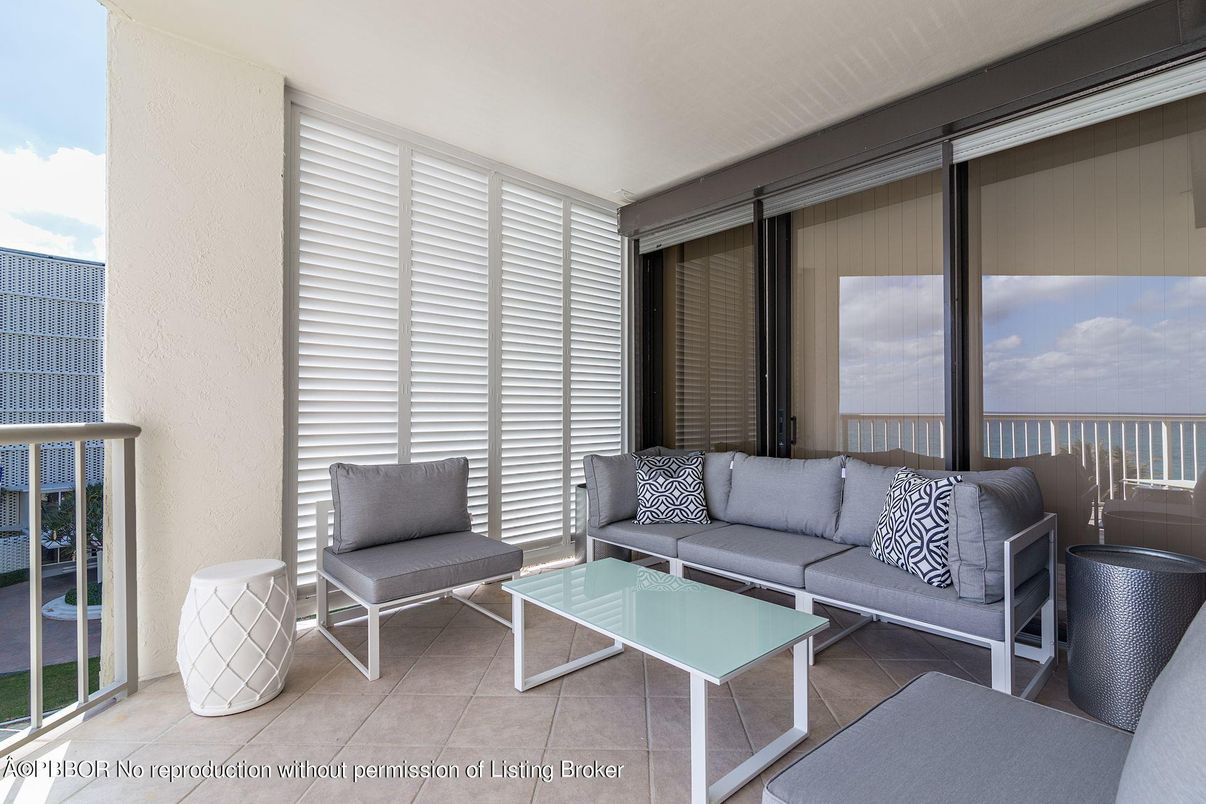 Interior, Living room, Water