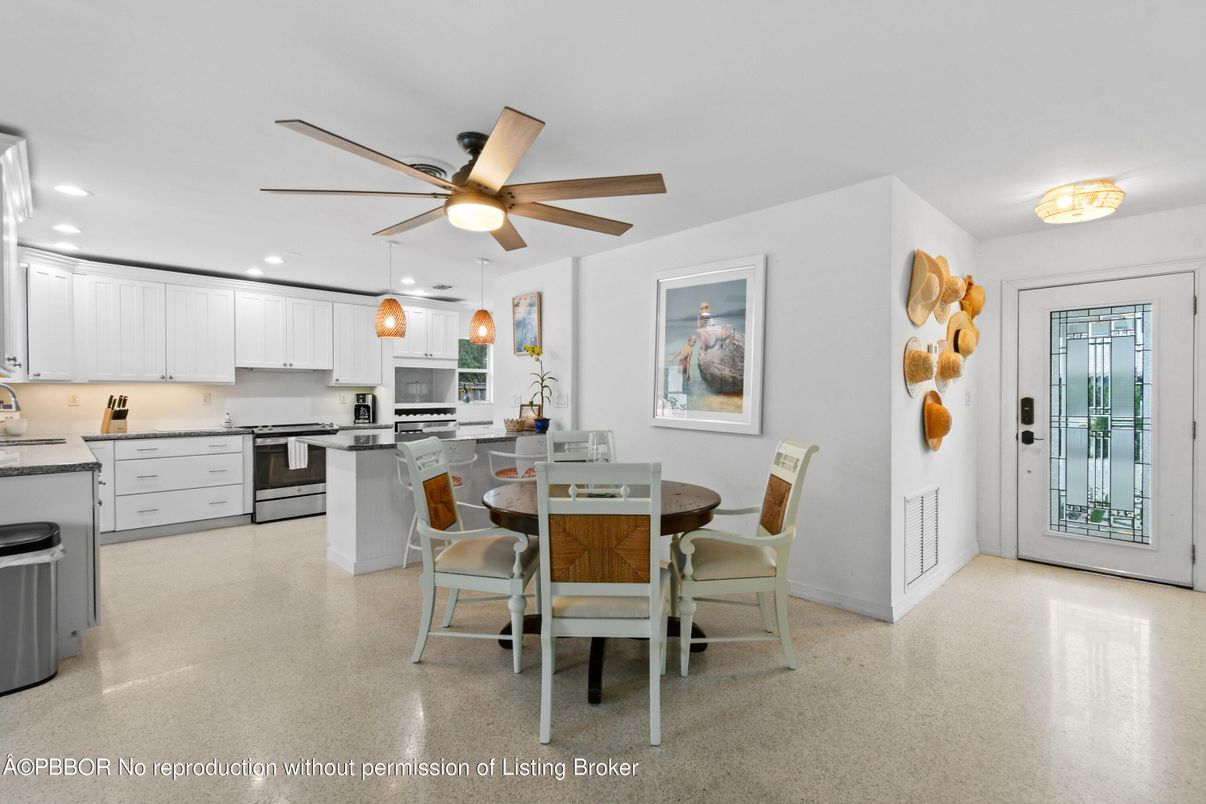 Dining room, Interior, Kitchen, Recessed Lighting, Stainless Steel Appliances